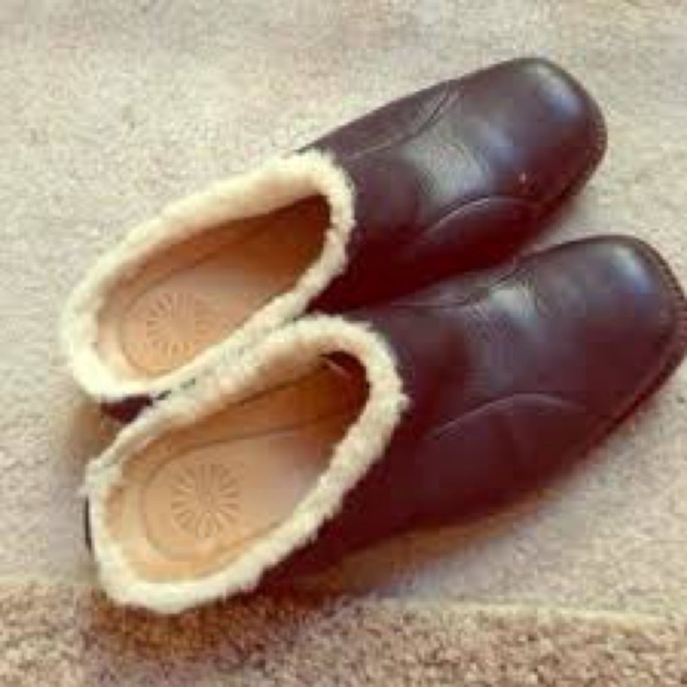 UGG Langford clogs/mules in brown leather with a natural sheepskin lining.
